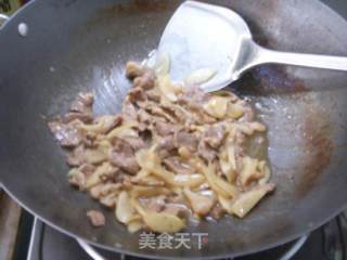 子姜炒鸭肉的做法步骤：2