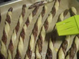 双色卷阿拉棒的做法步骤：6