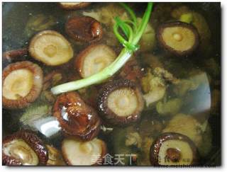 花菇苦瓜乌鸡汤的做法步骤：2