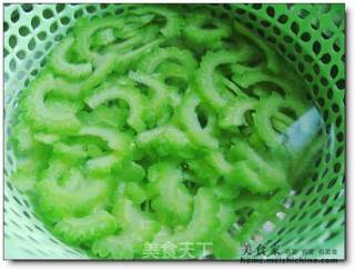 花菇苦瓜乌鸡汤的做法步骤：2