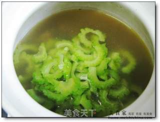 花菇苦瓜乌鸡汤的做法步骤：2