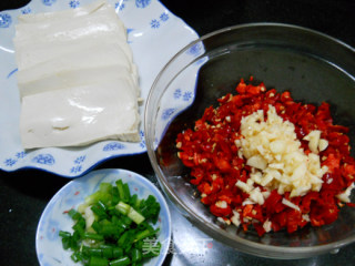 剁椒肉糜蒸豆腐的做法步骤：2