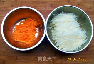 《酸辣两心依》又名《酸辣萝卜包心菜》的做法步骤：6