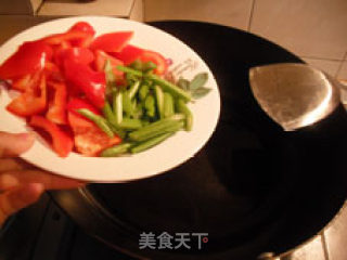 每天需摄取多种颜色的蔬菜——蚝油五彩爆腐竹的做法步骤：4