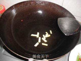 每天需摄取多种颜色的蔬菜——蚝油五彩爆腐竹的做法步骤：4