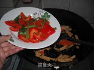 每天需摄取多种颜色的蔬菜——蚝油五彩爆腐竹的做法步骤：4