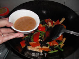 每天需摄取多种颜色的蔬菜——蚝油五彩爆腐竹的做法步骤：4