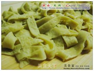 雪菜肉丝炒鸡蛋面的做法步骤：2