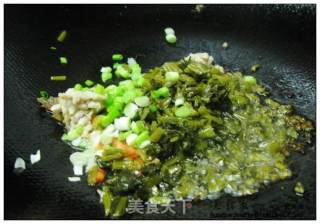 雪菜肉丝炒鸡蛋面的做法步骤：2