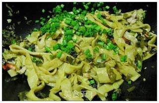 雪菜肉丝炒鸡蛋面的做法步骤：2