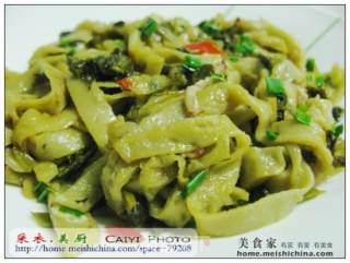 雪菜肉丝炒鸡蛋面的做法步骤：2