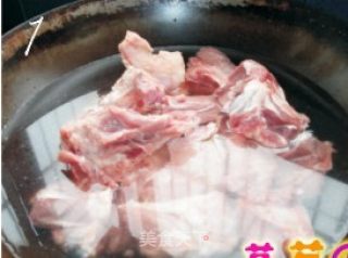 白萝卜煲猪骨汤的做法步骤：2