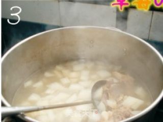 白萝卜煲猪骨汤的做法步骤：2