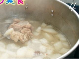白萝卜煲猪骨汤的做法步骤：2