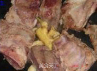 糖醋排骨的做法步骤：2