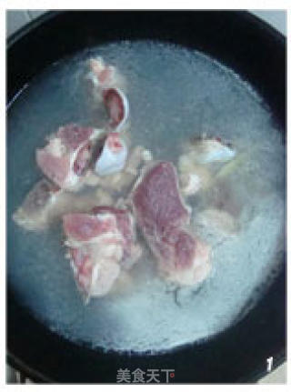 莲藕鱿鱼筒骨汤的做法步骤：4
