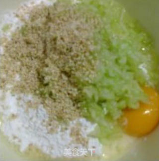 西瓜皮鸡蛋饼的做法步骤：2