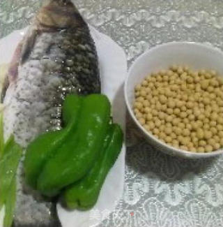 黄豆煮鲫鱼的做法步骤：2