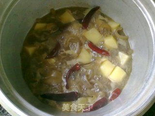 肉皮煨土豆的做法步骤：2