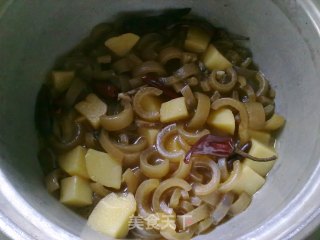 肉皮煨土豆的做法步骤：2