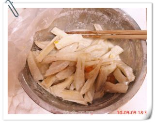 咸蛋黄干煸藕条的做法步骤：2