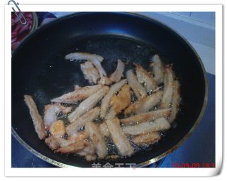 咸蛋黄干煸藕条的做法步骤：2