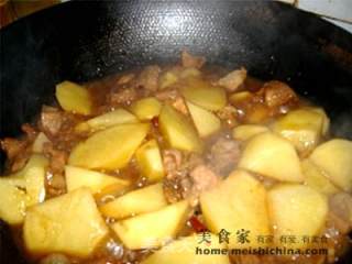 土豆烧肉的做法步骤：2