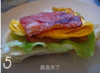 5步轻松做出美味早餐——法式培根鸡蛋堡的做法步骤：3