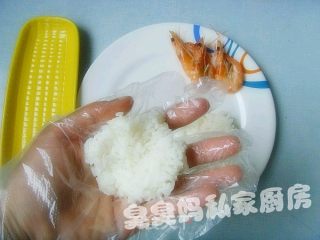 可爱饭团-----熊猫趴趴的做法步骤：2