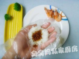 可爱饭团-----熊猫趴趴的做法步骤：2