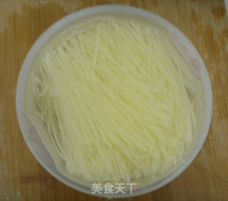 酸辣土豆丝－－爽口又开胃的做法步骤：2