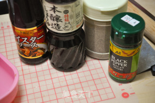 黑椒牛排+甜椒色拉的做法步骤：6