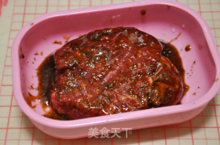 黑椒牛排+甜椒色拉的做法步骤：6