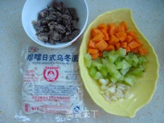 牛肉彩丁乌冬面的做法步骤：3