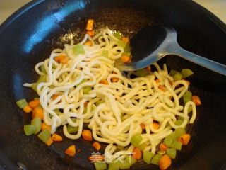 牛肉彩丁乌冬面的做法步骤：3