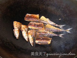 干煎秋刀鱼的做法步骤：2