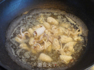 西兰花炒鲜鱿的做法步骤：4