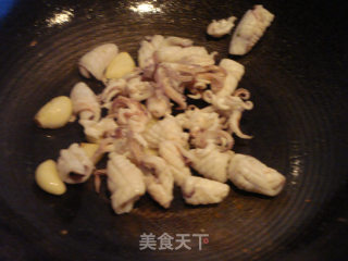 西兰花炒鲜鱿的做法步骤：4