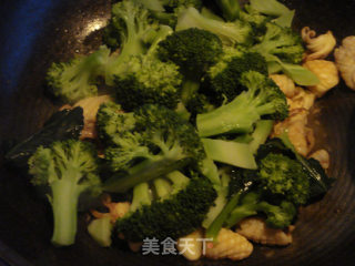 西兰花炒鲜鱿的做法步骤：4