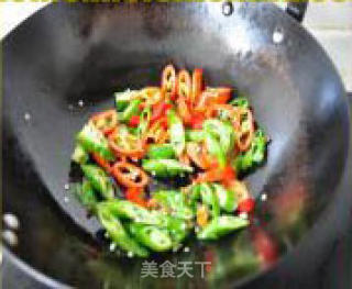油爆口味凤尾虾的做法步骤：3