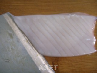 鱿鱼花刀详细图解的做法步骤：2