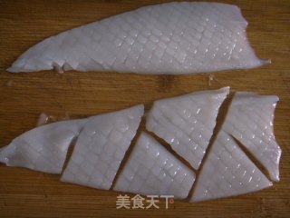 鱿鱼花刀详细图解的做法步骤：2