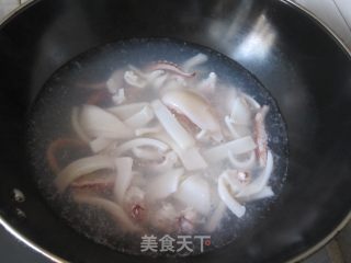 蒜苗鱿鱼的做法步骤：2