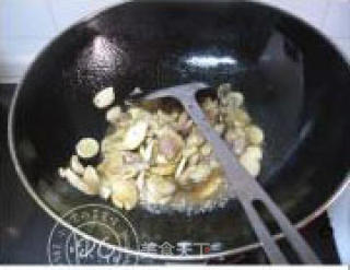 谁都可以做得得心应手的家常快炒——鲜辣杏鲍菇炒肉片的做法步骤：3