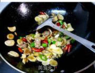谁都可以做得得心应手的家常快炒——鲜辣杏鲍菇炒肉片的做法步骤：3