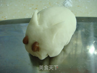小兔子豆沙包的做法步骤：2