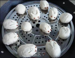 小兔子豆沙包的做法步骤：2