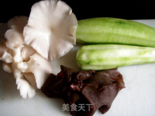 胜瓜炒菌菇的做法步骤：4