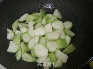 胜瓜炒菌菇的做法步骤：4