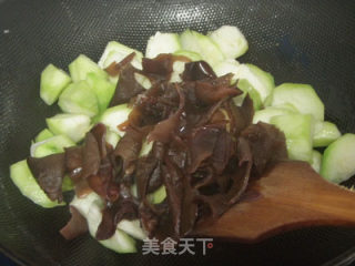胜瓜炒菌菇的做法步骤：4